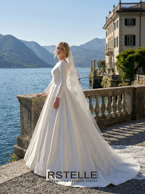 Атласное свадебное платье с рукавами, пышная юбка со шлейфом.