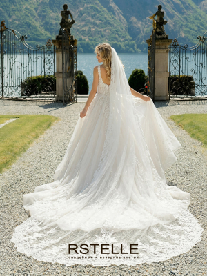 пышное свадебное платье с мерцающим кружевом и длинным шлейфом