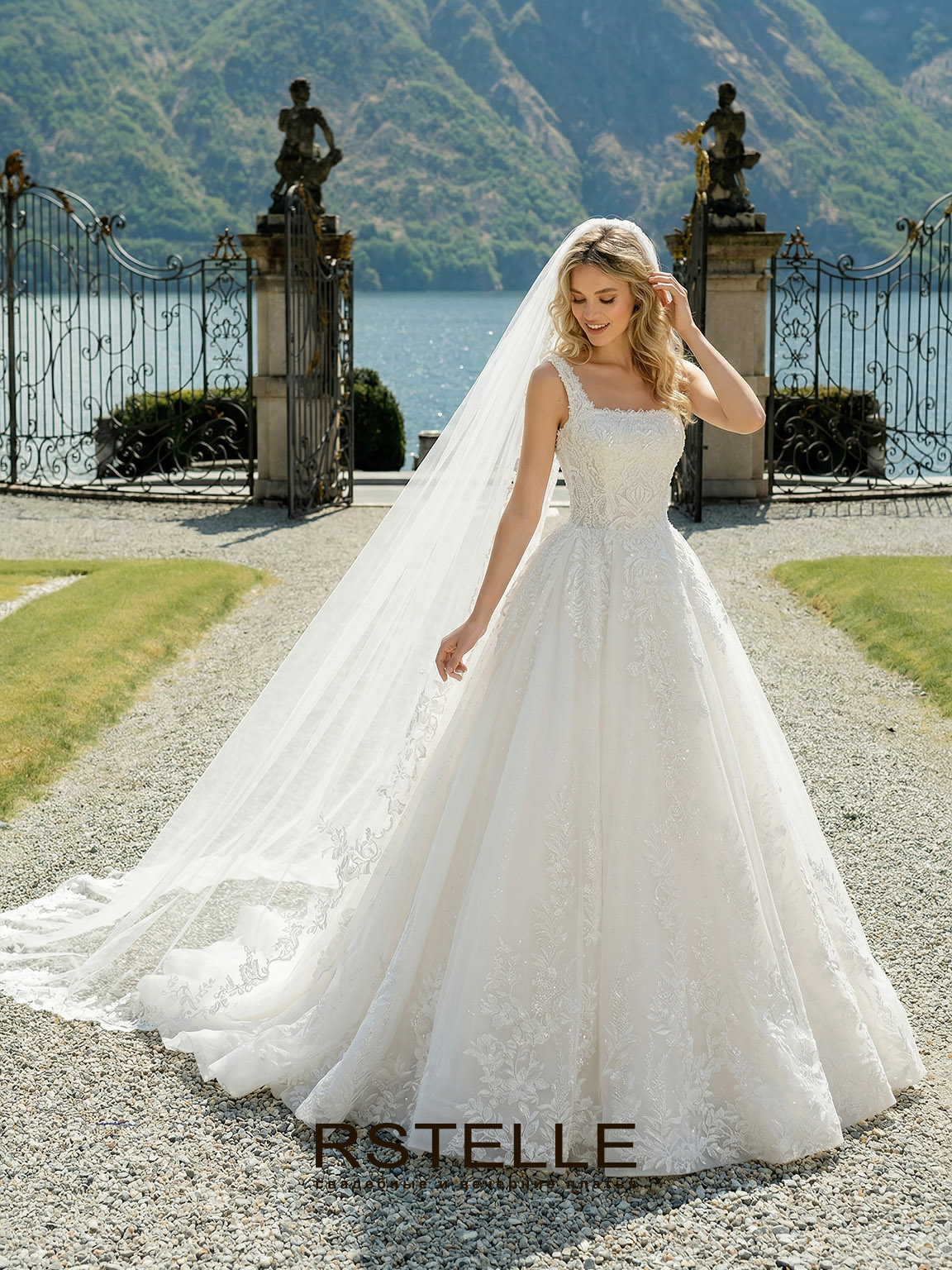 пышное свадебное платье на бретелях с расшитым кружевом и