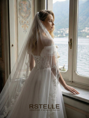 Свадебное платье из органзы с разрезом на юбке и кружевным корсетом