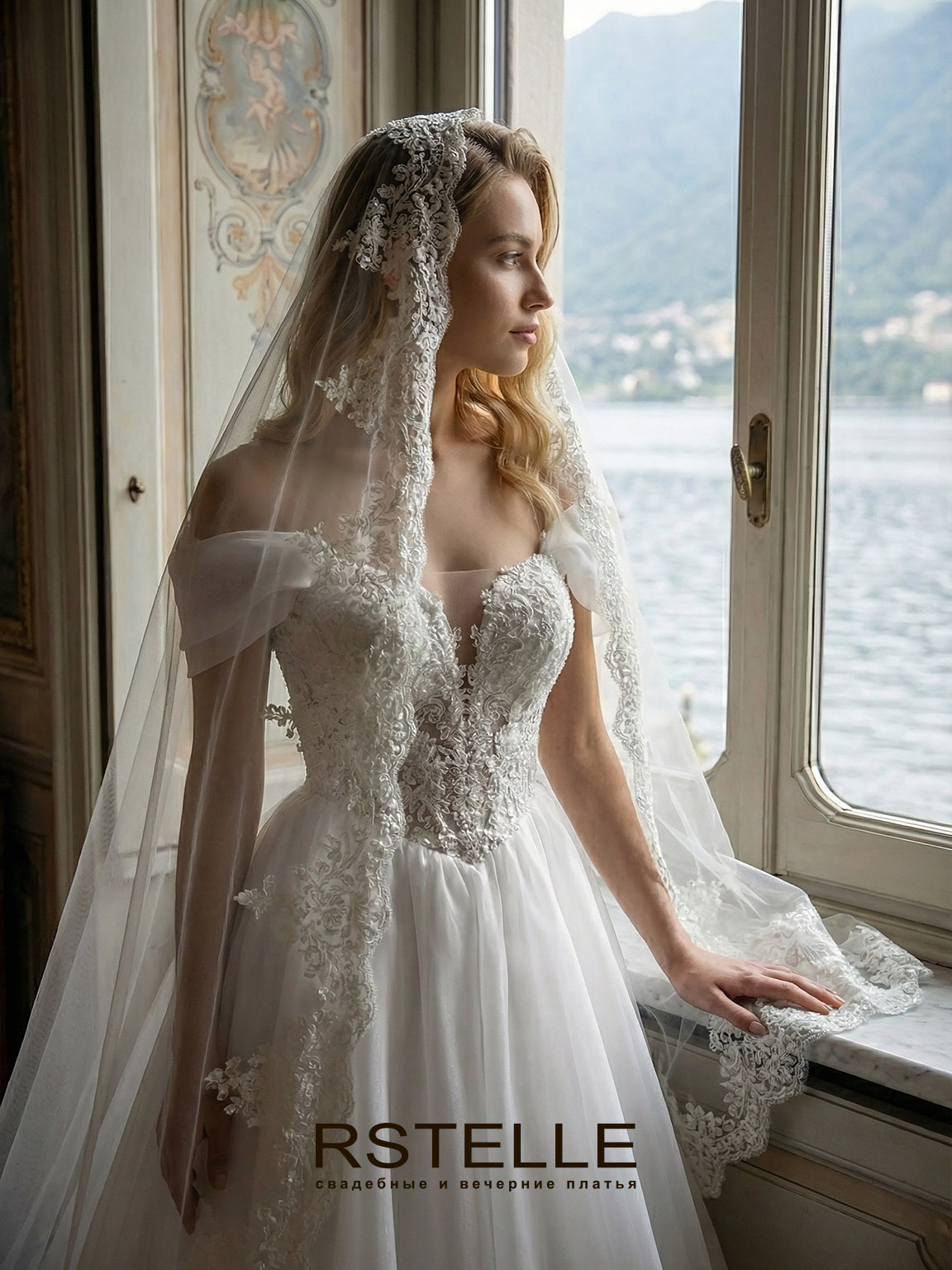 Свадебное платье из органзы со спущенными бретелями и кружевным клиновидным корсетом